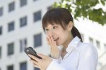 スマートフォンを見て喜ぶ若い日本人女性